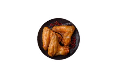 Beyaz arka planda tuzlu ve baharatlı ızgara tavuk kanadı.