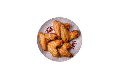 Beyaz arka planda tuzlu ve baharatlı ızgara tavuk kanadı.