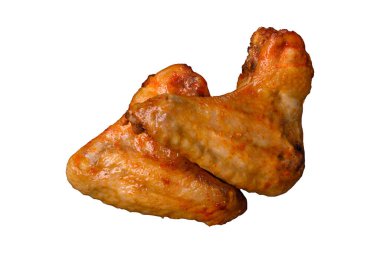 Beyaz arka planda tuzlu ve baharatlı ızgara tavuk kanadı.