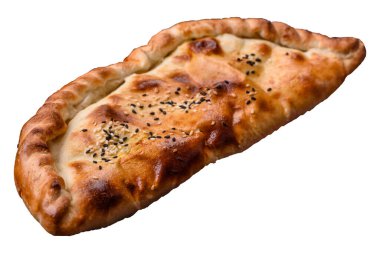 Cheburek etli börek ve şifalı otlar. Beyaz arka plan. Üst görünüm