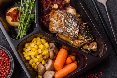 Izgara uskumru fileto, sebzeli, tuzlu ve baharatlı, koyu beton arka planda.