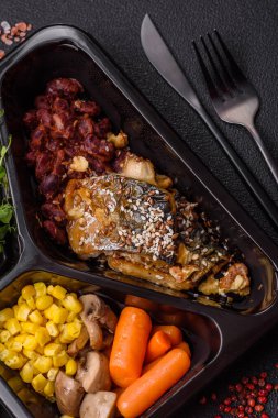 Izgara uskumru fileto, sebzeli, tuzlu ve baharatlı, koyu beton arka planda.