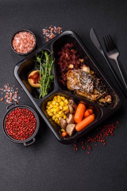 Izgara uskumru fileto, sebzeli, tuzlu ve baharatlı, koyu beton arka planda.