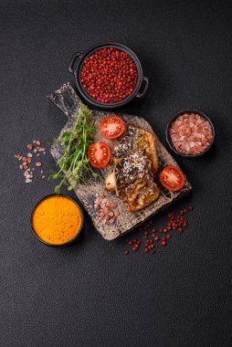 Izgara uskumru fileto, sebzeli, tuzlu ve baharatlı, koyu beton arka planda.