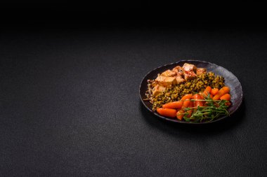 Soya peyniri, buğulanmış sebzeler, tahıllar, tohumlar ve baharatlar ile koyu beton bir arka planda.