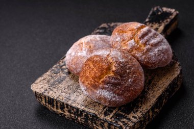 Lezzetli yuvarlak taze tarçın aromalı kurabiyeler koyu beton arka planda