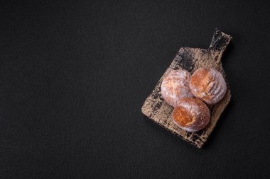 Lezzetli yuvarlak taze tarçın aromalı kurabiyeler koyu beton arka planda