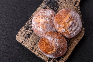 Lezzetli yuvarlak taze tarçın aromalı kurabiyeler koyu beton arka planda