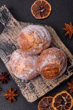 Lezzetli yuvarlak taze tarçın aromalı kurabiyeler koyu beton arka planda