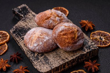 Lezzetli yuvarlak taze tarçın aromalı kurabiyeler koyu beton arka planda