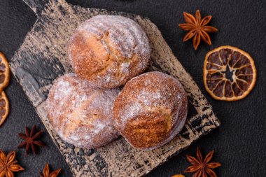 Lezzetli yuvarlak taze tarçın aromalı kurabiyeler koyu beton arka planda