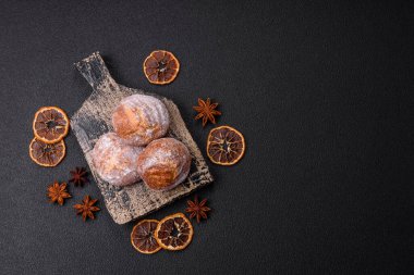 Lezzetli yuvarlak taze tarçın aromalı kurabiyeler koyu beton arka planda