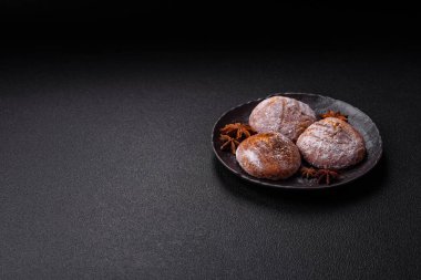 Lezzetli yuvarlak taze tarçın aromalı kurabiyeler koyu beton arka planda