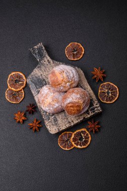 Lezzetli yuvarlak taze tarçın aromalı kurabiyeler koyu beton arka planda