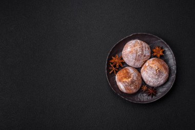 Lezzetli yuvarlak taze tarçın aromalı kurabiyeler koyu beton arka planda