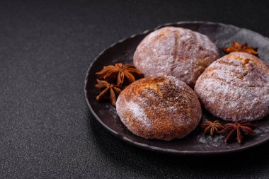 Lezzetli yuvarlak taze tarçın aromalı kurabiyeler koyu beton arka planda