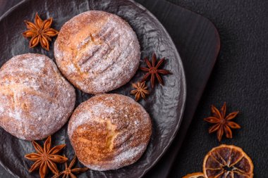 Lezzetli yuvarlak taze tarçın aromalı kurabiyeler koyu beton arka planda