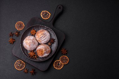 Lezzetli yuvarlak taze tarçın aromalı kurabiyeler koyu beton arka planda