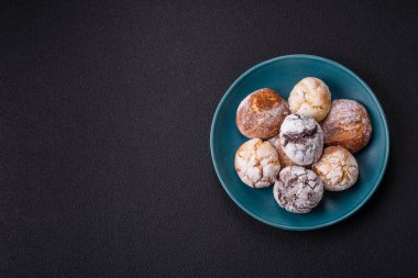 Limon, çikolata ve tarçın aromalı taze pişmiş tatlı kurabiyeler.