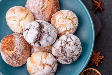 Limon, çikolata ve tarçın aromalı taze pişmiş tatlı kurabiyeler.