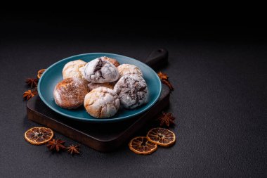 Limon, çikolata ve tarçın aromalı taze pişmiş tatlı kurabiyeler.