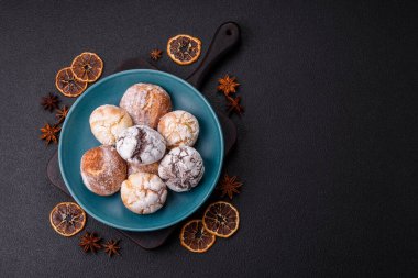 Limon, çikolata ve tarçın aromalı taze pişmiş tatlı kurabiyeler.