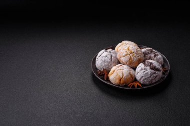 Limon, çikolata ve tarçın aromalı taze pişmiş tatlı kurabiyeler.