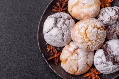 Limon, çikolata ve tarçın aromalı taze pişmiş tatlı kurabiyeler.