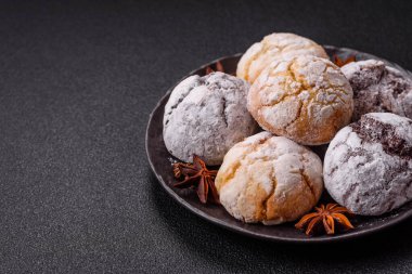 Limon, çikolata ve tarçın aromalı taze pişmiş tatlı kurabiyeler.