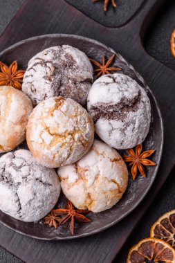 Limon, çikolata ve tarçın aromalı taze pişmiş tatlı kurabiyeler.