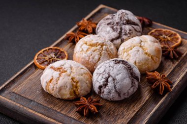 Limon, çikolata ve tarçın aromalı taze pişmiş tatlı kurabiyeler.