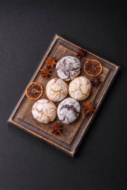 Limon, çikolata ve tarçın aromalı taze pişmiş tatlı kurabiyeler.