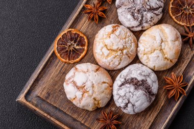 Limon, çikolata ve tarçın aromalı taze pişmiş tatlı kurabiyeler.