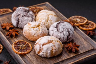 Limon, çikolata ve tarçın aromalı taze pişmiş tatlı kurabiyeler.