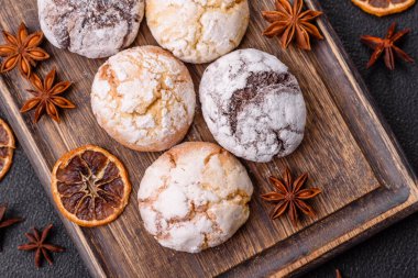 Limon, çikolata ve tarçın aromalı taze pişmiş tatlı kurabiyeler.