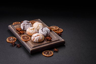 Limon, çikolata ve tarçın aromalı taze pişmiş tatlı kurabiyeler.