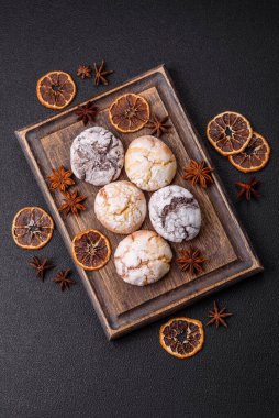 Limon, çikolata ve tarçın aromalı taze pişmiş tatlı kurabiyeler.