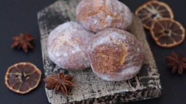 Lezzetli yuvarlak taze tarçın aromalı kurabiyeler koyu beton arka planda