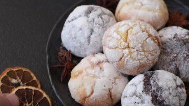 Limon, çikolata ve tarçın aromalı taze pişmiş tatlı kurabiyeler.