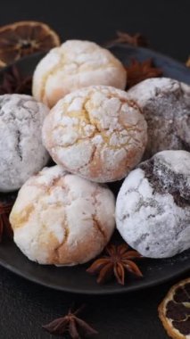Limon, çikolata ve tarçın aromalı taze pişmiş tatlı kurabiyeler.