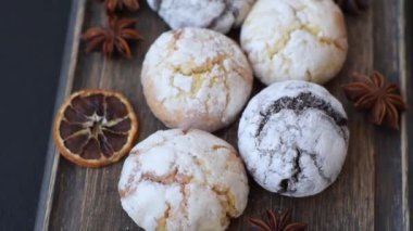 Limon, çikolata ve tarçın aromalı taze pişmiş tatlı kurabiyeler.