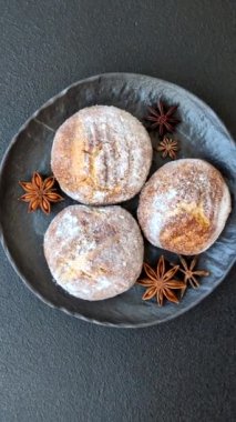 Lezzetli yuvarlak taze tarçın aromalı kurabiyeler koyu beton arka planda