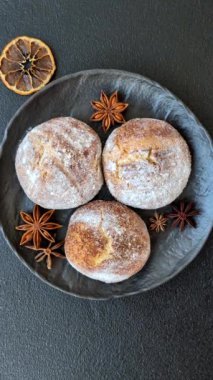 Lezzetli yuvarlak taze tarçın aromalı kurabiyeler koyu beton arka planda