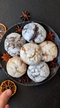 Limon, çikolata ve tarçın aromalı taze pişmiş tatlı kurabiyeler.