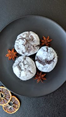 Lezzetli yuvarlak, taze pişmiş çikolatalı kurabiyeler koyu beton arka planda.