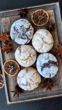 Limon, çikolata ve tarçın aromalı taze pişmiş tatlı kurabiyeler.