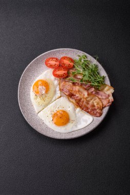 Yağda yumurta, pastırma, domates, mikroyeşillik, tuz, baharat ve bitkilerle doyurucu bir kahvaltı.