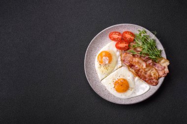 Yağda yumurta, pastırma, domates, mikroyeşillik, tuz, baharat ve bitkilerle doyurucu bir kahvaltı.