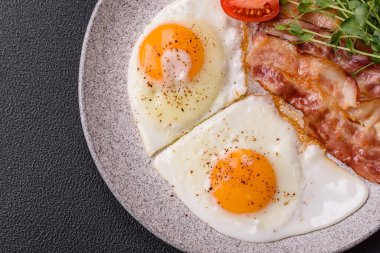 Yağda yumurta, pastırma, domates, mikroyeşillik, tuz, baharat ve bitkilerle doyurucu bir kahvaltı.