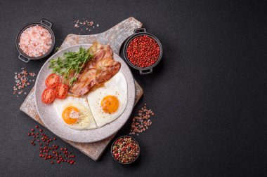 Yağda yumurta, pastırma, domates, mikroyeşillik, tuz, baharat ve bitkilerle doyurucu bir kahvaltı.